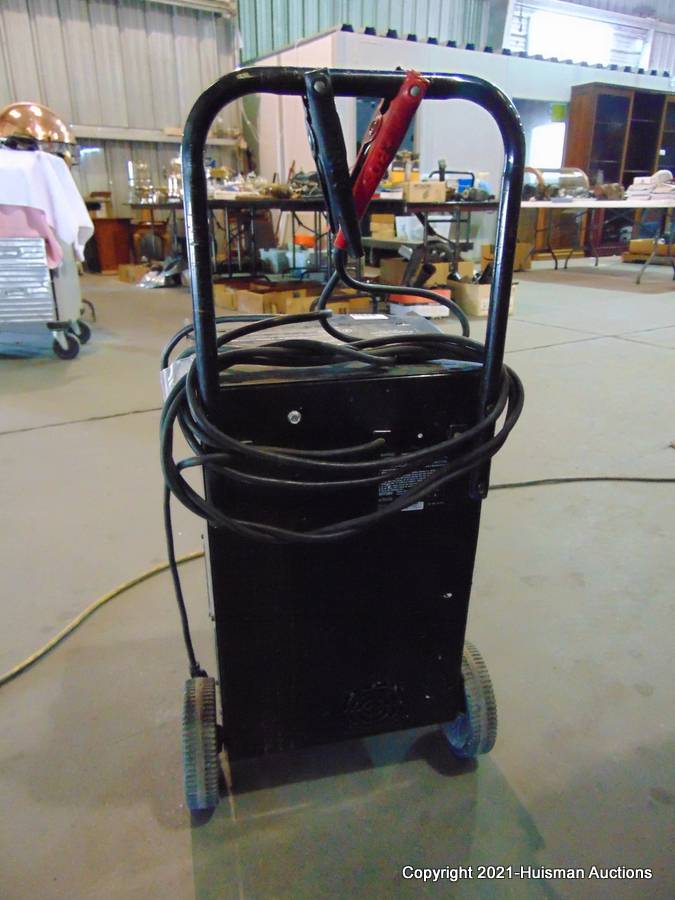 SCHUMACHER SE 2352 200AMP 12V BATTERY CHARGER/ENGINE STARTER Auction |  Huisman Auctions